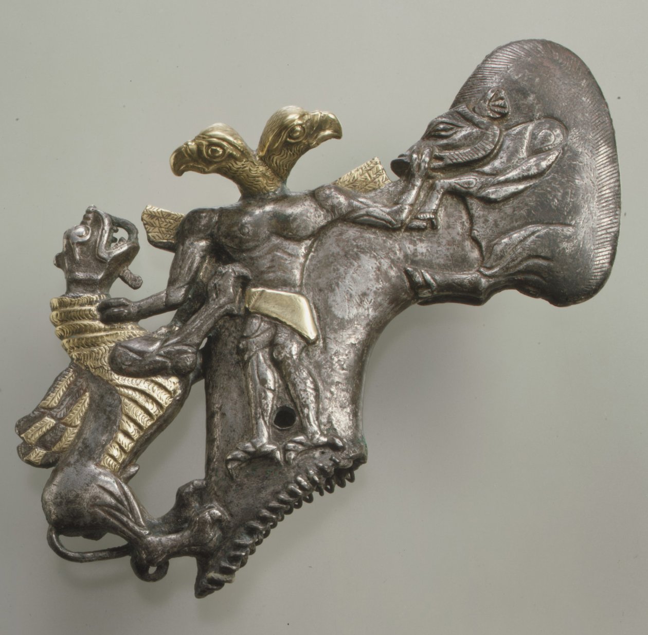 Skafthull øksehode med fuglehodedemon, villsvin og drage, ca. sent 3.–tidlig 2. årtusen f.Kr. (sølv og gullfolie) av Age Bronze