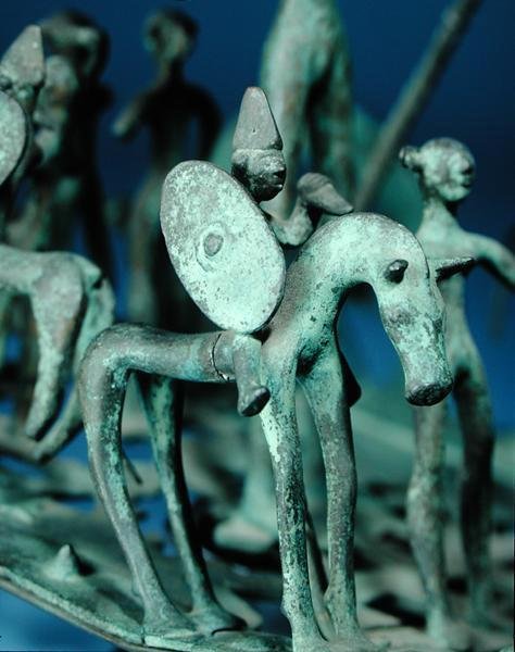 Replika av en hest og rytter på en seremoniell bronseskulptur fra Strettweg, Østerrike (bronse) av Age Iron