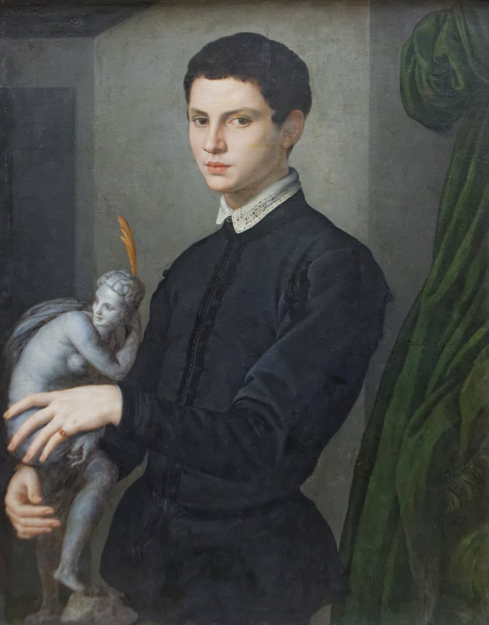 Portrett av en mann som holder en statuett av Agnolo Bronzino