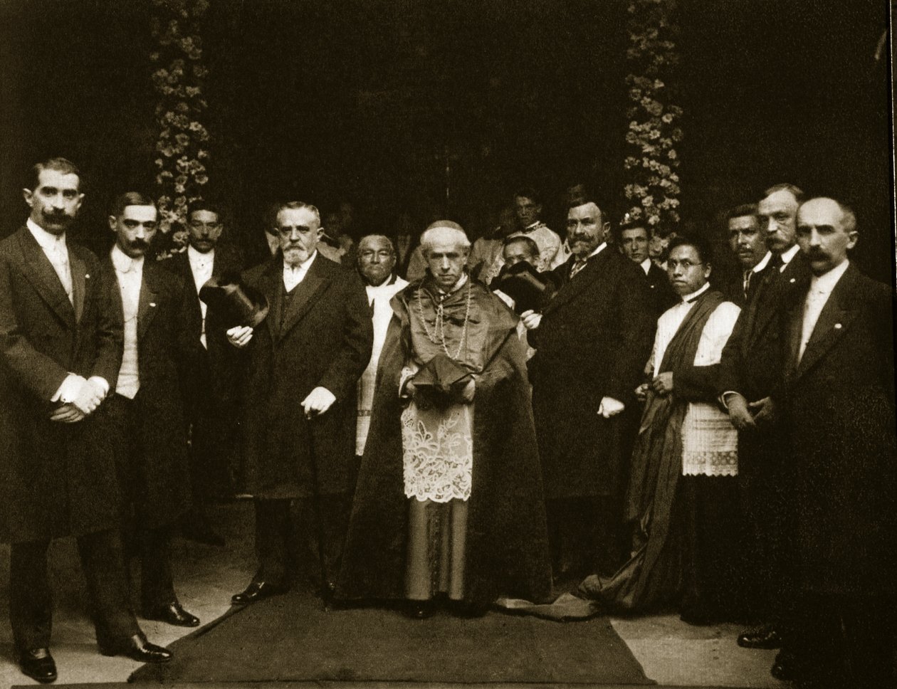 Erkebiskop Mora y del Rio av Agustin Victor Casasola