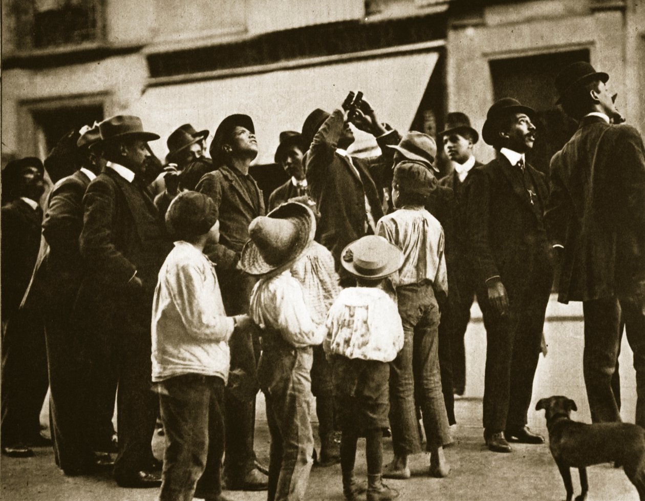 En gatemengde i Mexico City observerer Halleys komet, april 1910 av Agustin Victor Casasola