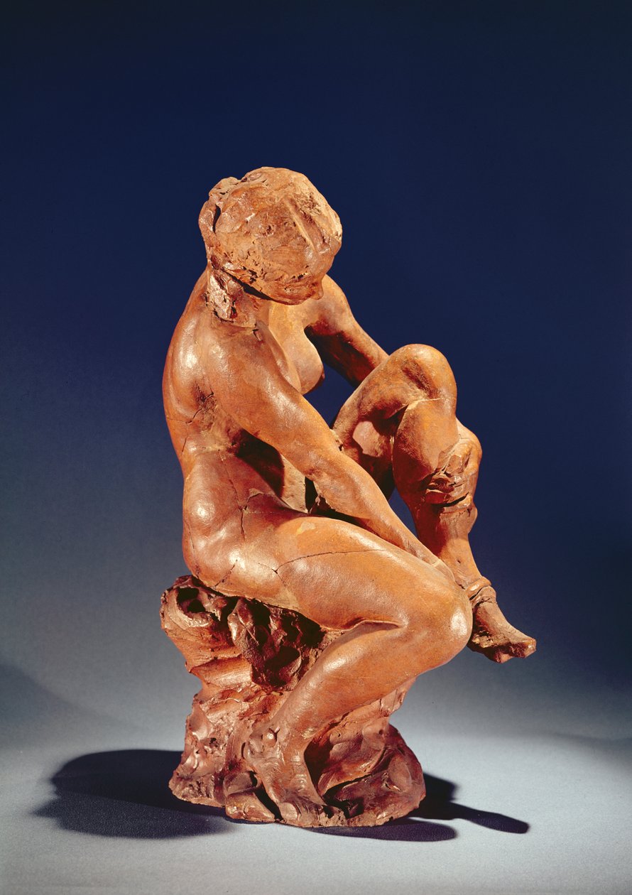 Kvinne tar av seg strømpene, ca. 1870 (terrakotta) av Aime Jules Dalou