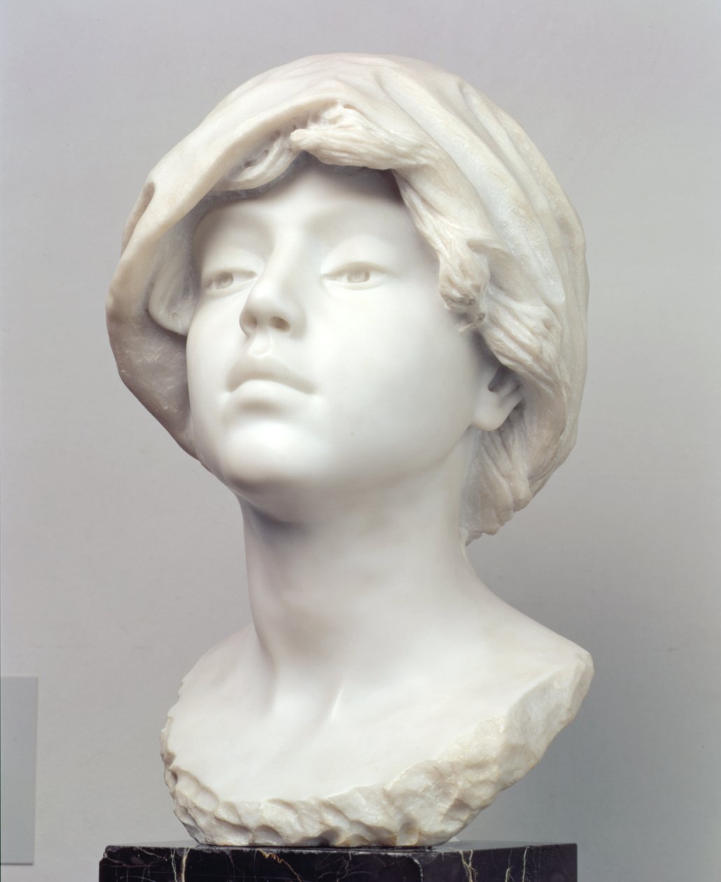 Ung jente i en Fichu, tidlig på 1890-tallet (marmor) av Aime Jules Dalou
