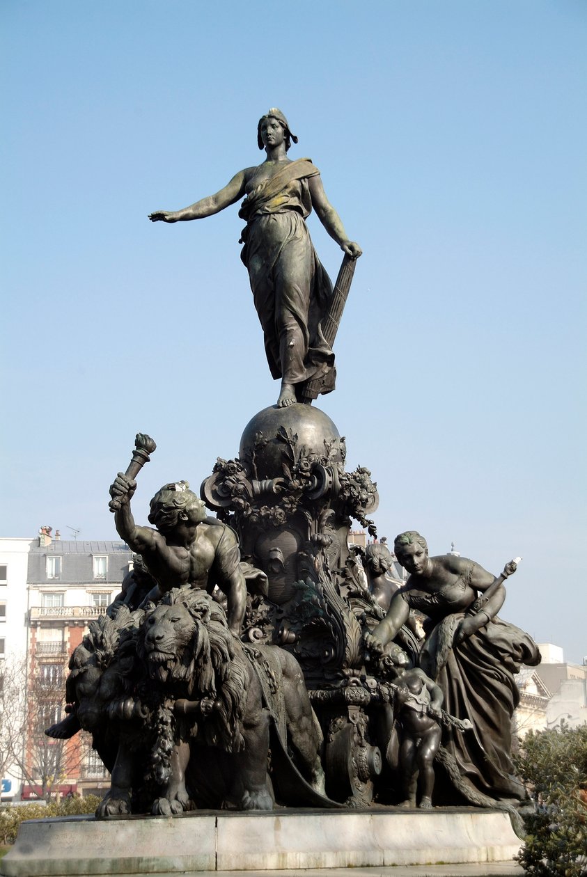 Tanken til nasjonen eller republikkens triumf. Symbol for allmenn stemmerett. Stående på en stridsvogn avfyrt av to løver (symbol på folkelig makt), er Marianne omgitt av allegorier om arbeid, rettferdighet, fred og overflod. Rundt den er tilstedeværelsen  av Aime Jules Dalou