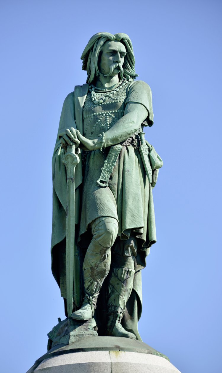 Kolossal statue av Vercingetorix (72-46 f.Kr.), gallisk leder - Skulptur av Millet Aime (1819-1891) 6,60 m høy erige i 1865 på den vestlige delen av Mont Auxois (base 7 m høy av Viollet Le Duc) Alise Sainte Reine 1865 av Aime Millet
