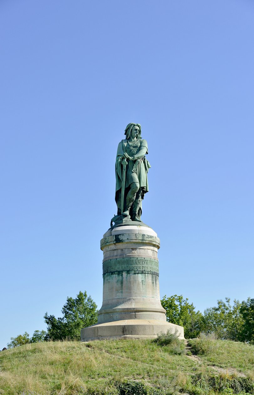 Kolossal statue av Vercingetorix (72-46 f.Kr.), gallisk leder - Skulptur av Millet Aime (1819-1891) 6,60 m høy erige i 1865 på den vestlige delen av Mont Auxois (base 7 m høy av Viollet Le Duc) Alise Sainte Reine 1865 av Aime Millet
