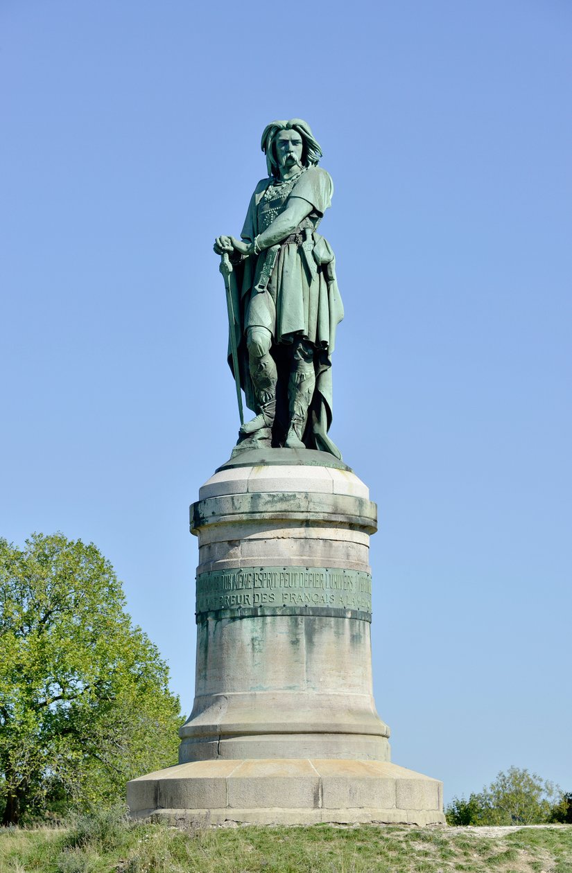 Kolossal statue av Vercingetorix (72-46 f.Kr.), gallisk leder - Skulptur av Millet Aime (1819-1891) 6,60 m høy erige i 1865 på den vestlige delen av Mont Auxois (base 7 m høy av Viollet Le Duc) Alise Sainte Reine 1865 av Aime Millet