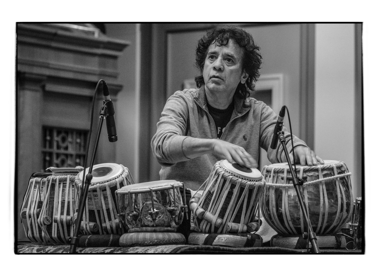 Zakir Hussain ved Schermerhorn Symphony Center, Nashville, 2018 (bilde) av Alan Messer