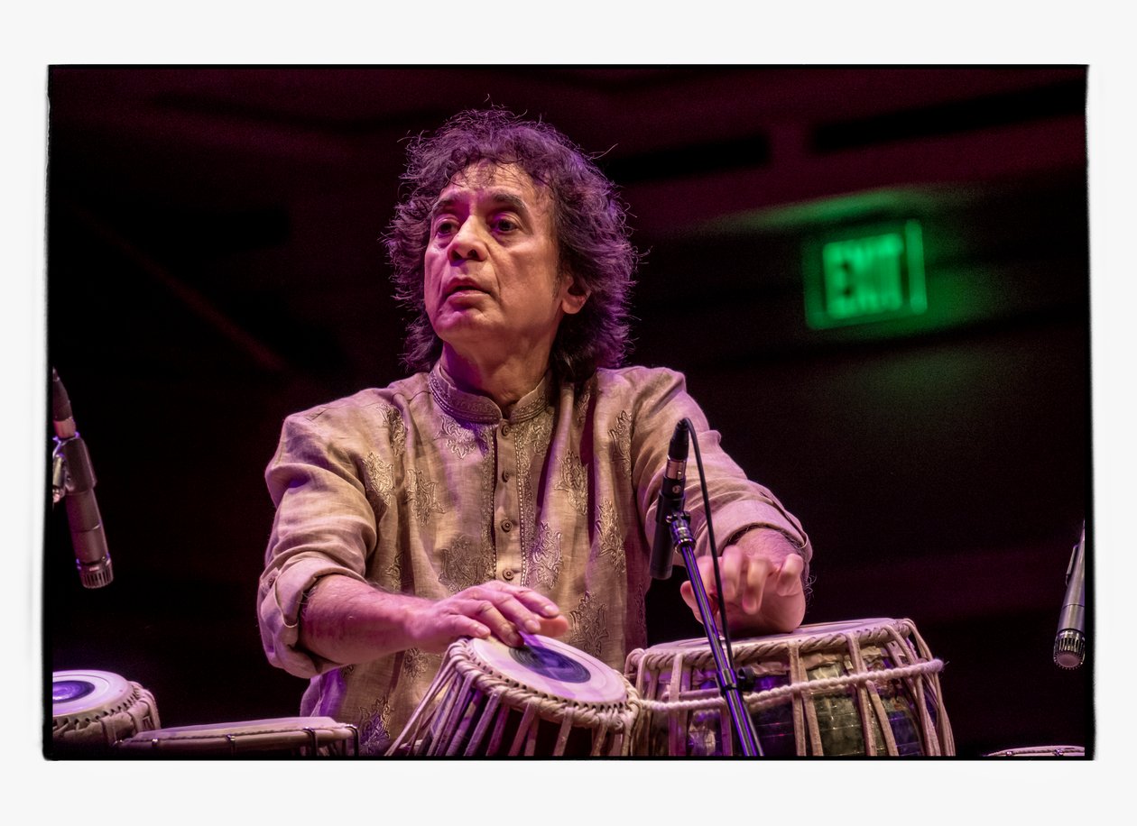 Zakir Hussain ved Schermerhorn Symphony Center, Nashville, 2018 (bilde) av Alan Messer