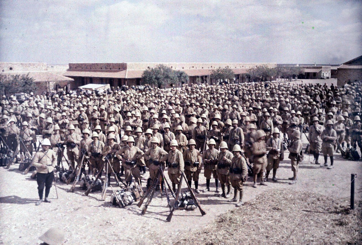 Medenine-garnisonen, sørlige Tunisia: retur av en kolonne med franske zouave, utelukkende fra Alsace og Lorraine, fra grensen til Tripolitania, 20. mars 1916 (autokrom) av Albert Samama Chikli