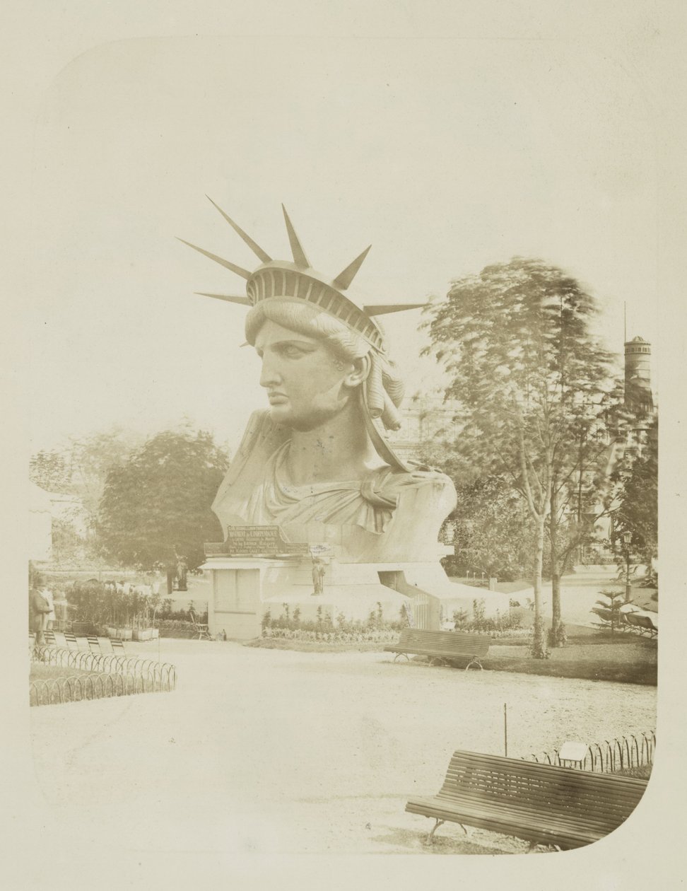 Leder av Frihetsgudinnen utstilt i en park i Paris, 1883 av Albert Fernique