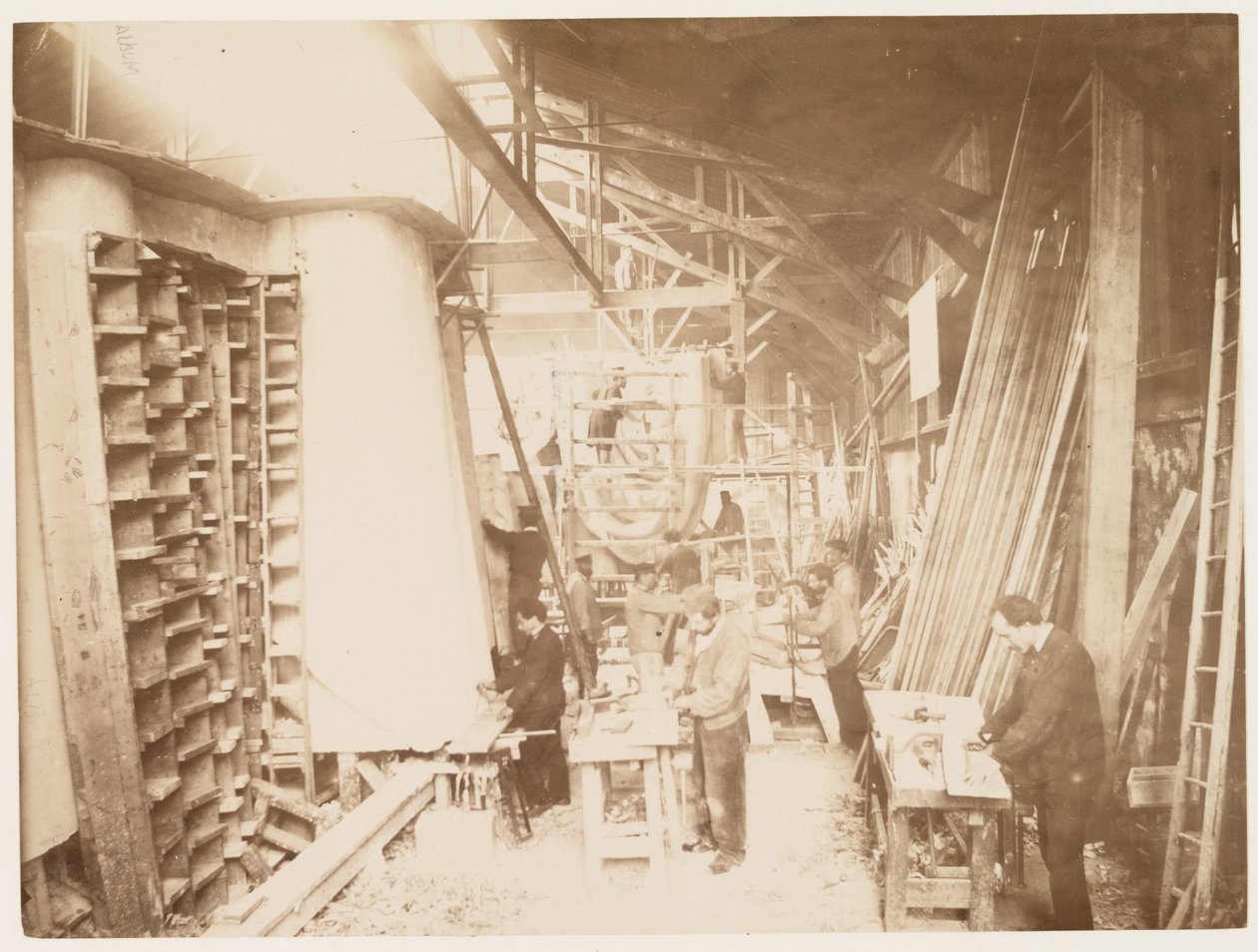 Menn på jobb under byggingen av Frihetsgudinnen, Paris, 1883 av Albert Fernique