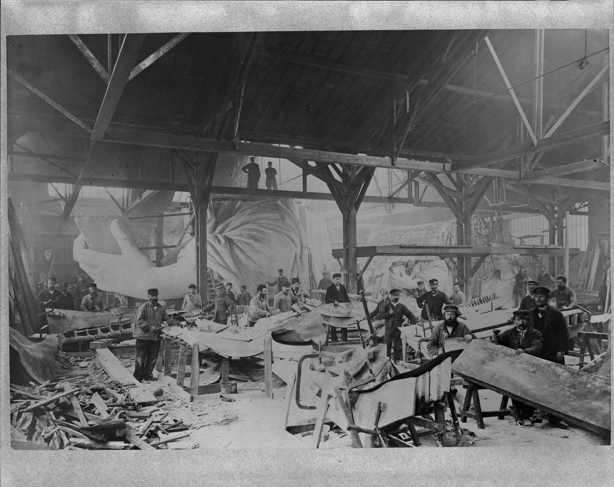Arbeidere som bygger Frihetsgudinnen i Bartholdis lagerverksted i Paris, ca. vinteren 1882 av Albert Fernique
