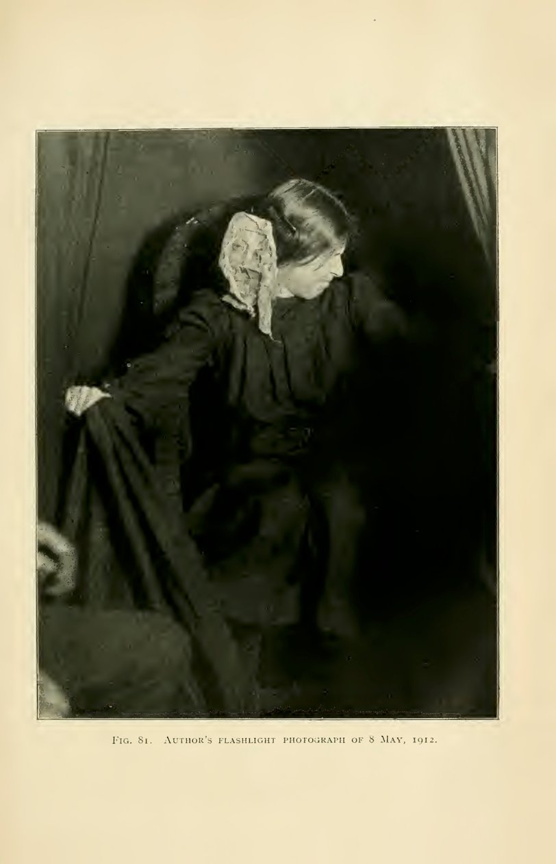Eva Carrière produserer ektoplasma, Paris, 8. mai 1912, fra «Fenomener av materialisering: et bidrag til etterforskningen av mediumistisk teleplastikk» av Albert von Schrenck-Notzing av Albert Freiherr von Schrenck Notzing