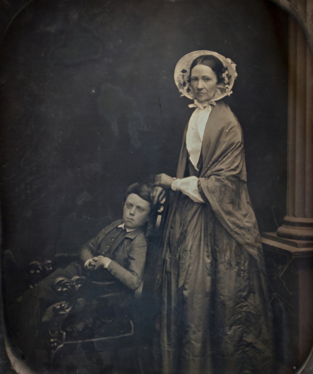 Uten tittel A Woman in Bonnet and Shawl, with her Seated Son, ca. 1850. Skapere: Albert Sands Southworth, Josiah Johnson Hawes. av Albert Sands Southworth, Josiah Johnson Hawes