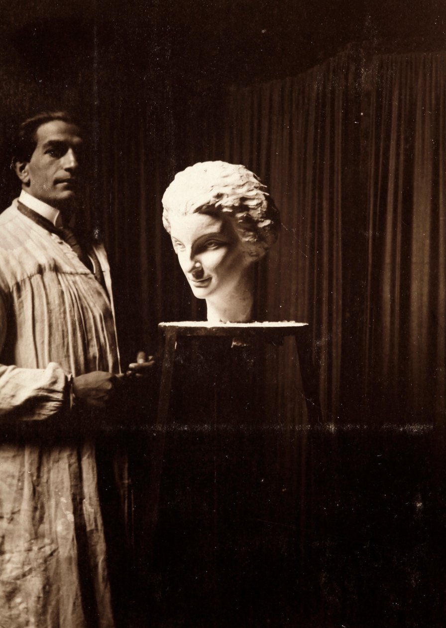 Billedhuggeren Mario Pelagatti i studioet hans, Firenze, 20/11/1920 (s/hvitt foto) av Alberto Fierli