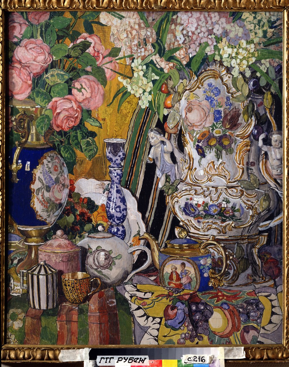 ""Stilleben med blomster og porselen"" Maleri av Alexander Yakovlevich Golovin (Alexander Golovin) (1863-1930) 1915 State Tretyakov Gallery, Moskva av Aleksandr Jakovlevic Golovin