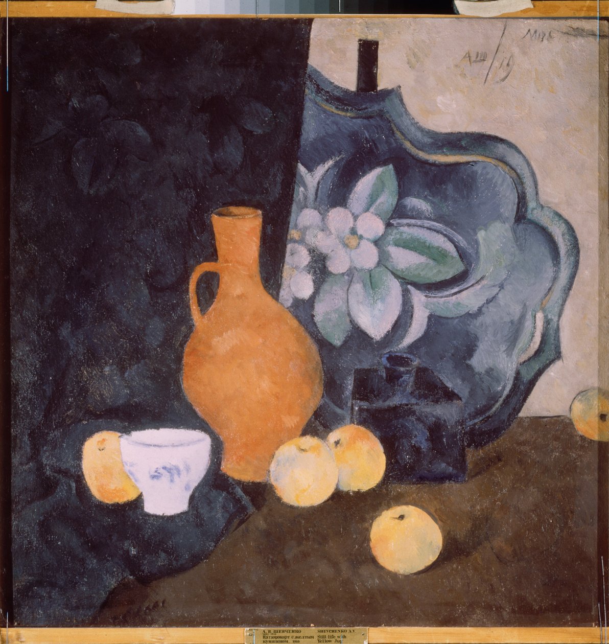 Stilleben med en gul kanne og en hvit skål - Verk av Alexander Vasilyevich Shevchenko (Alexandre Chevtchenko) (1883-1948), olje på papp - russisk kunst av Aleksandr Vasilievich Shevchenko