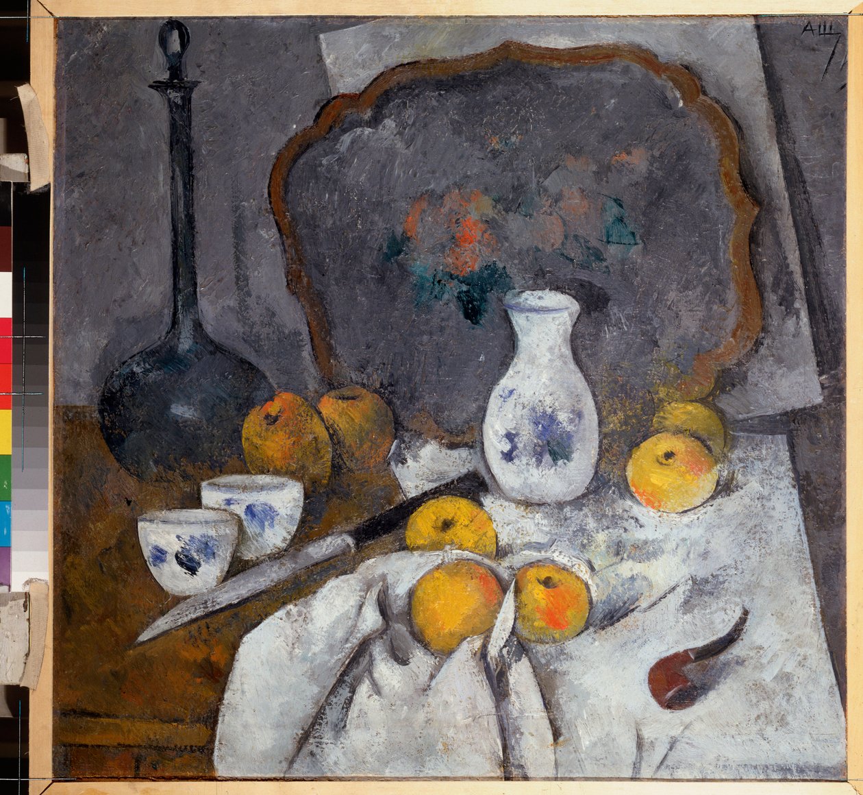 Stilleben med en karaffel og en pipe (Komposisjon med også epler på tøy, kniv og brett) - Stilleben med en karaffel og en pipe - Verk av Alexander Vasilyevich Shevchenko (Alexandre Chevtchenko) (1883-1948), olje på papp av Aleksandr Vasilievich Shevchenko