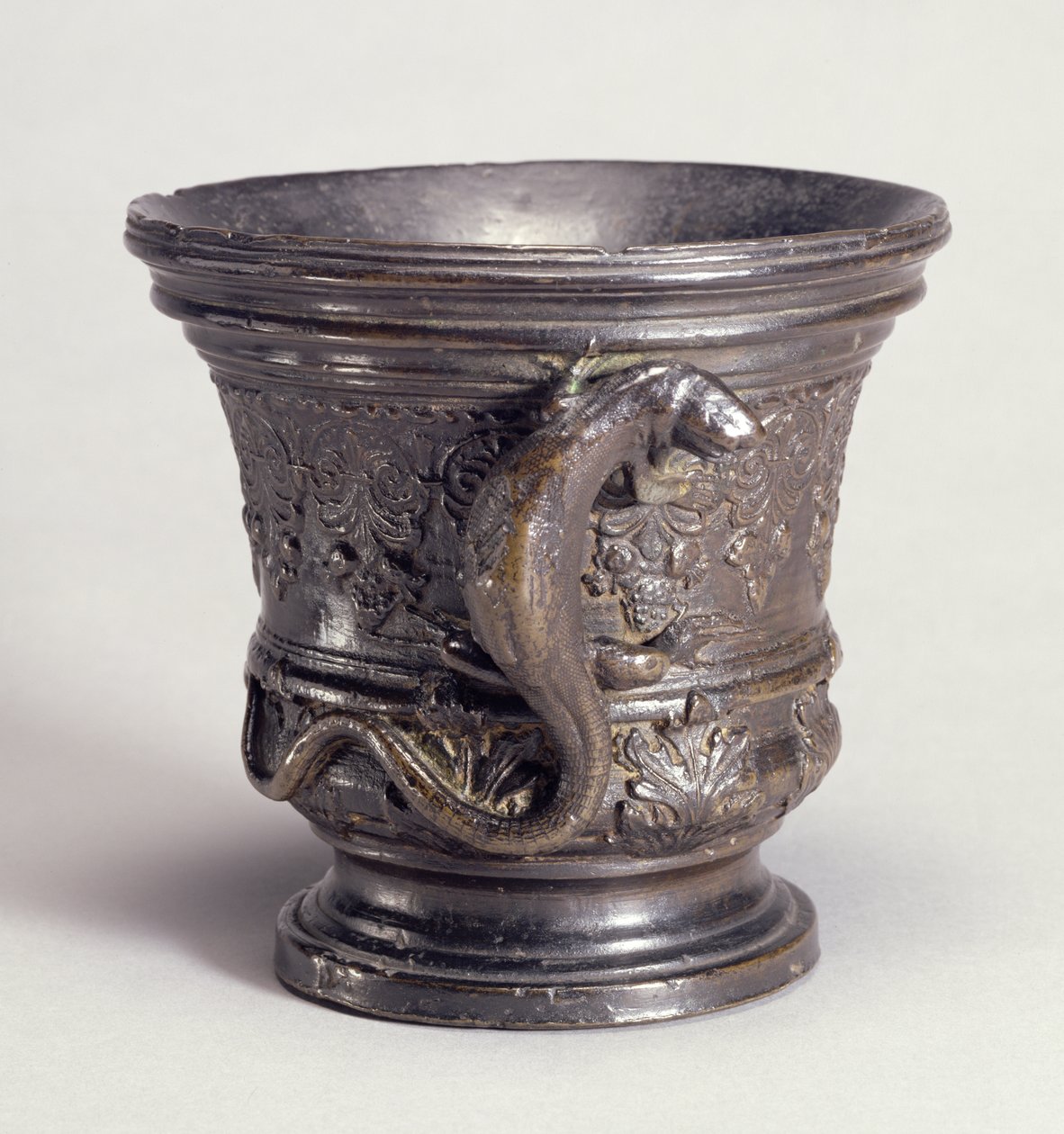 Mørtel med håndtak i form av en øgle, ca. 1500 (bronse) av Alessandro Leopardi