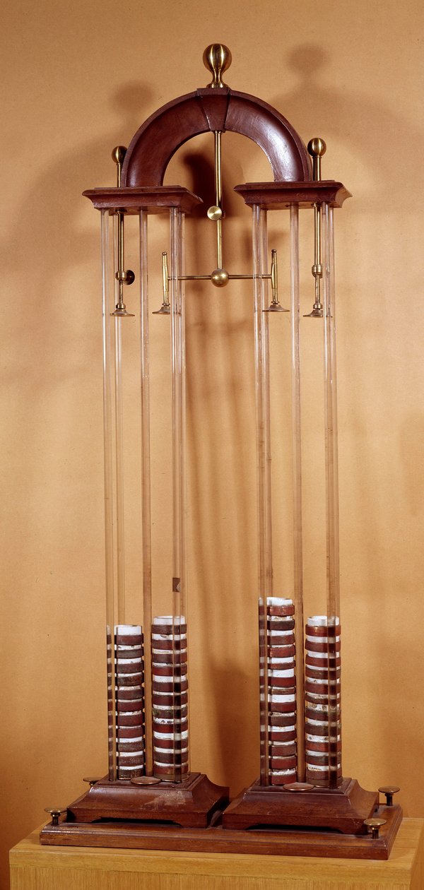 Pile de Alessandro (Alexandre) Volta (1745-1827), italiensk fysiker, oppfinner av det elektriske batteriet. Paris fra 1800-tallet, Conservatoire national des arts et metiers av Alessandro Volta