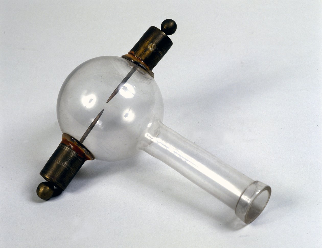 Den elektriske pistolen til Alessandro (Alexandre) Volta pleide å antenne metan. Museum for vitenskap og teknologi, Milano. av Alessandro Volta