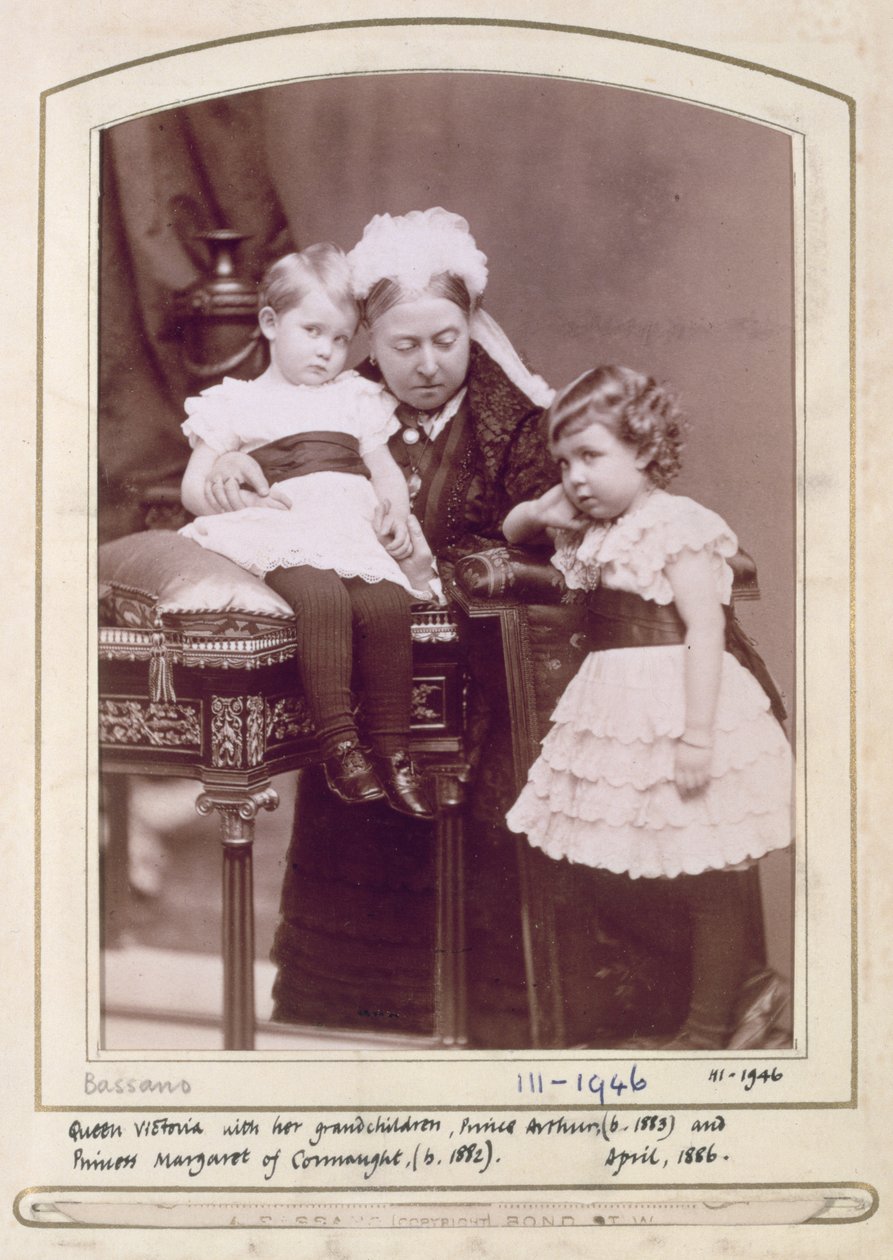 Dronning Victoria (1819-1901) med sine barnebarn, prins Arthur (f.1883) og prinsesse Margaret av Connaught (f.1882) april 1886 (sepiafoto) av Alexander Bassano
