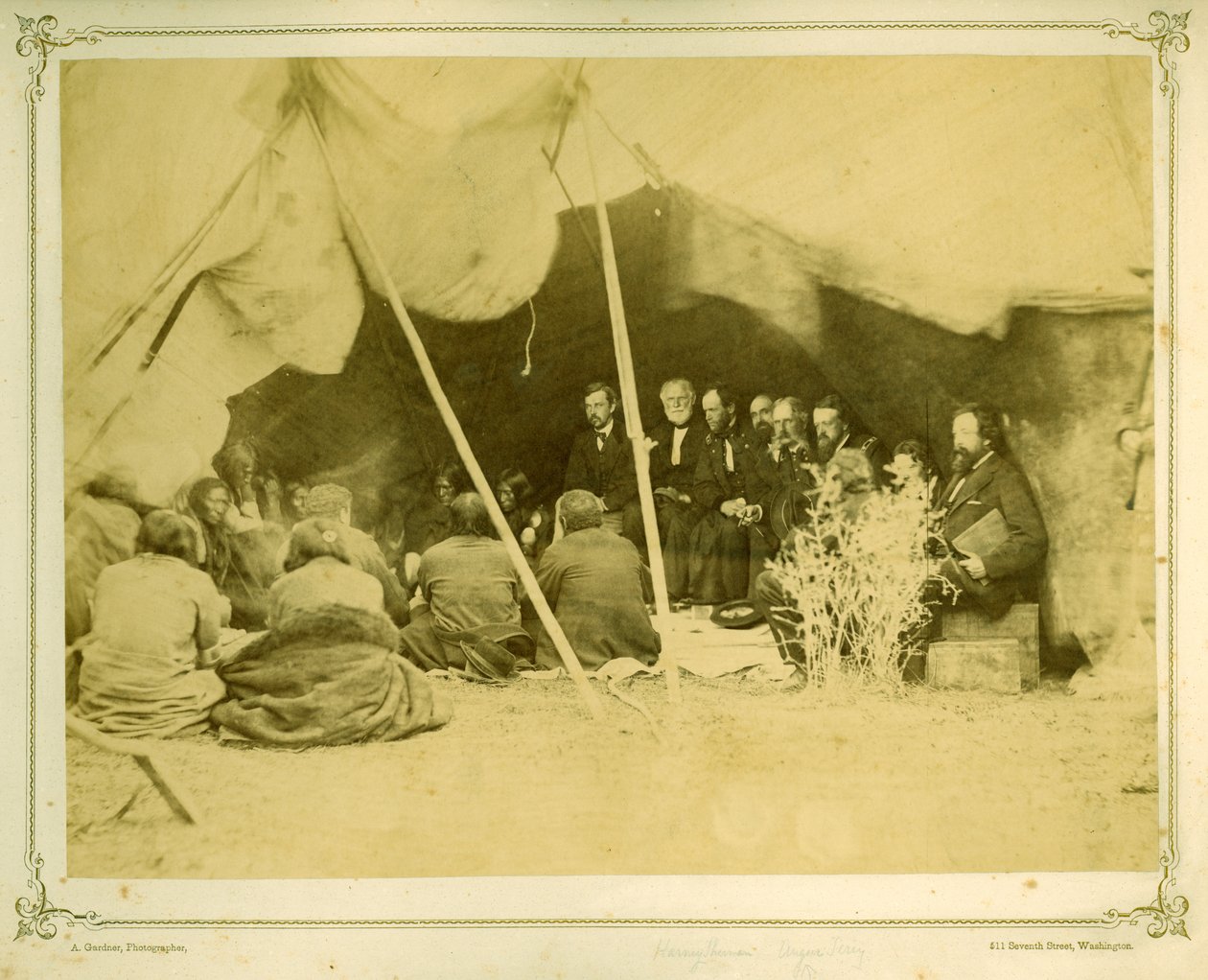 Kommisjonærer i råd med Arapahoes og Cheyennes, 1868 (albumtrykk) av Alexander Gardner
