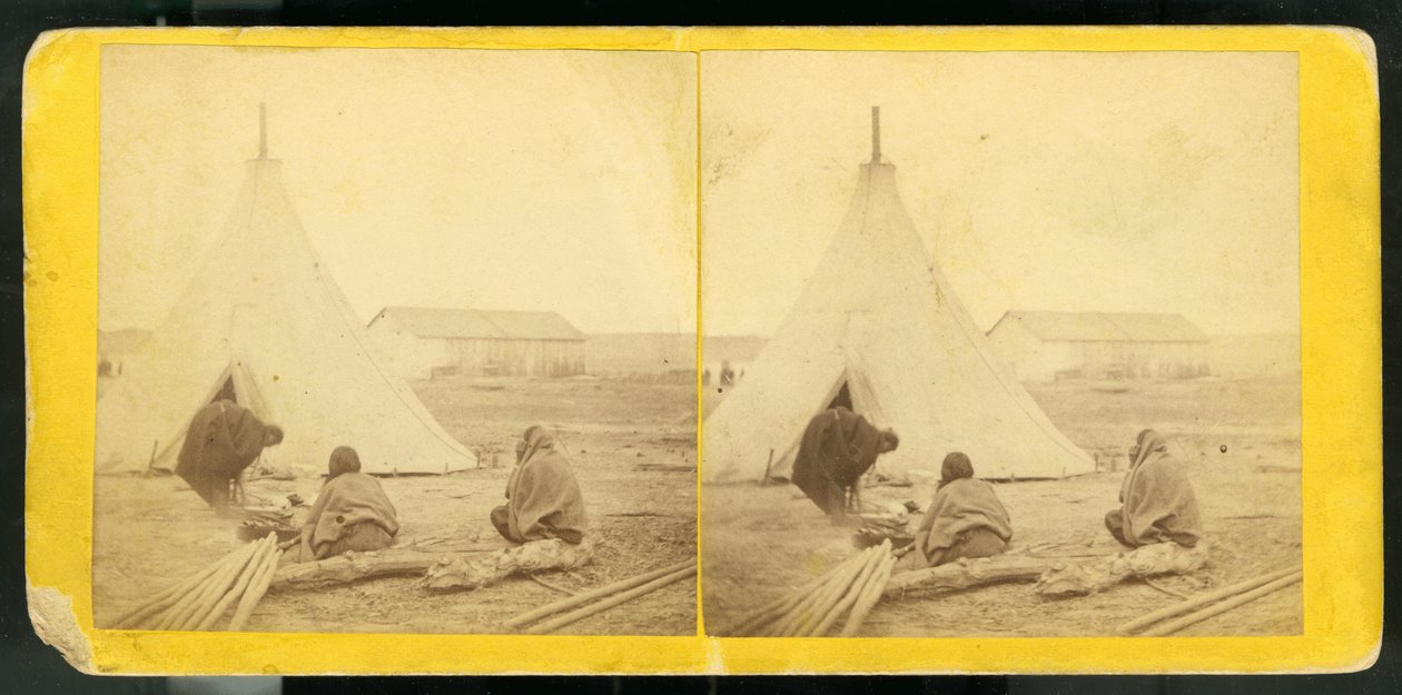 Squaws som lager mat foran Spotted Tails telt, 1868 (albumintrykk) av Alexander Gardner