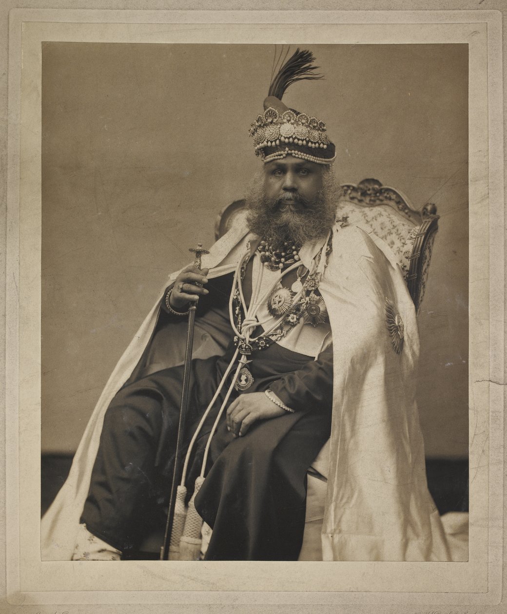 Portrett av Sir Sawai Madho Singh, Maharaja av Jaipur, ca. 1900-tallet (s/hvitt-bilde) av Alexander Bassano