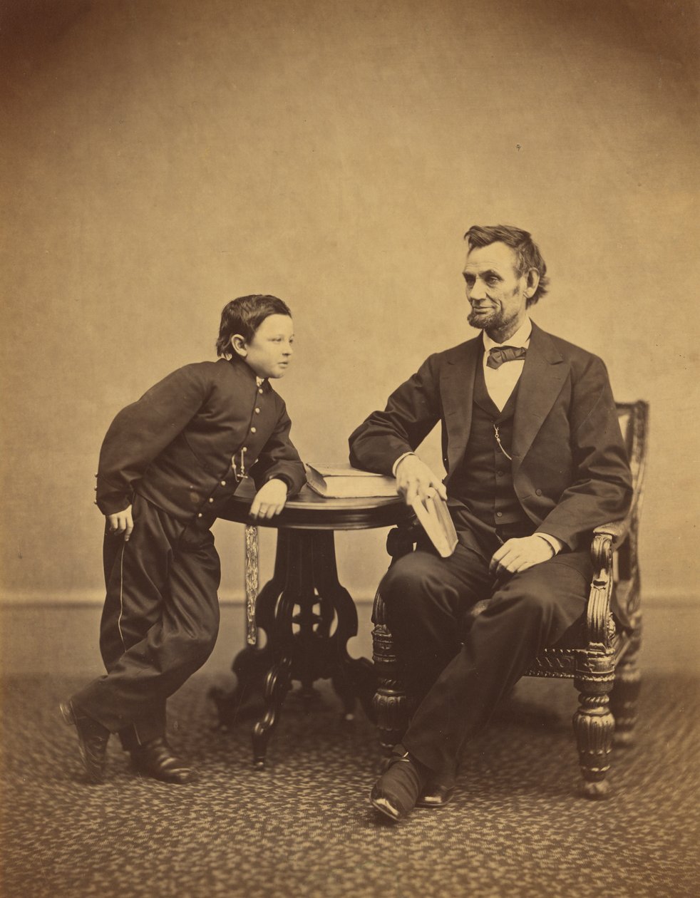 Abraham Lincoln and his son Thomas (Tad) av Alexander Gardner