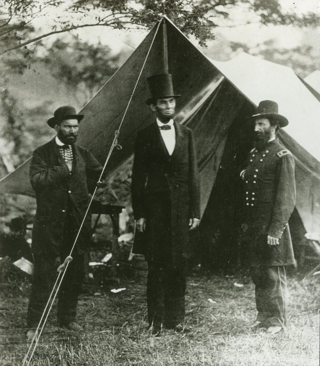 Abraham Lincoln med Allan Pinkerton og generalmajor John A. McClernand, 1862 av Alexander Gardner