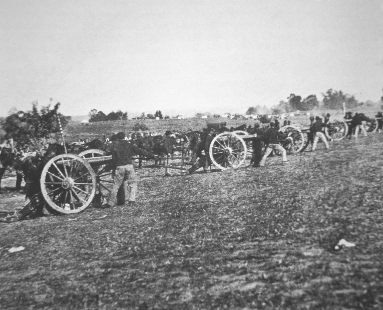 Battery D., 2nd US Artillery Federal Army i aksjon under den amerikanske borgerkrigen (1861-65) (s/hvitt foto) av Alexander Gardner