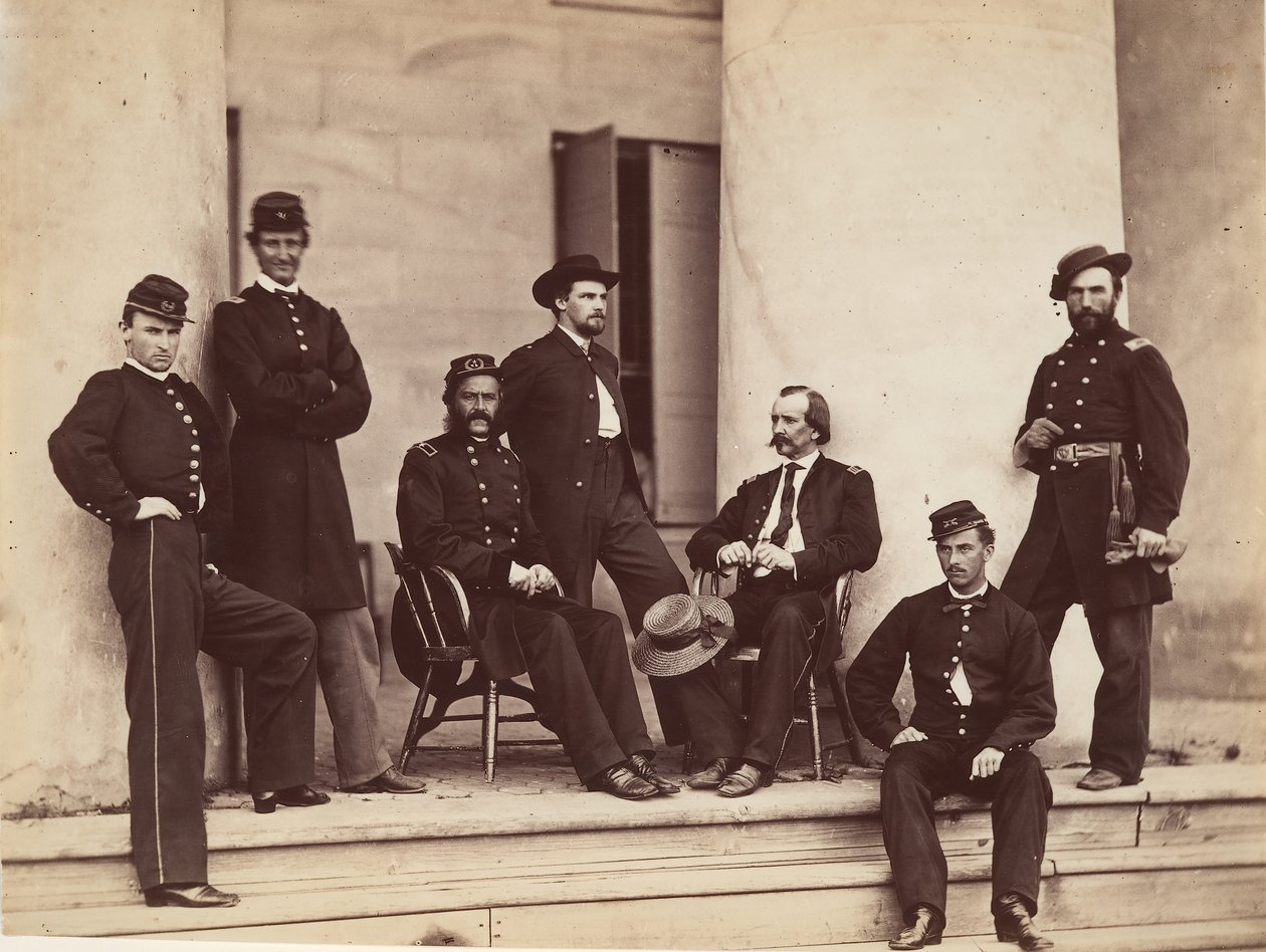 Brigadegeneral Gustavus A. DeRussy og staben på trappene til Arlington House, Arlington..., mai 1864. av Alexander Gardner