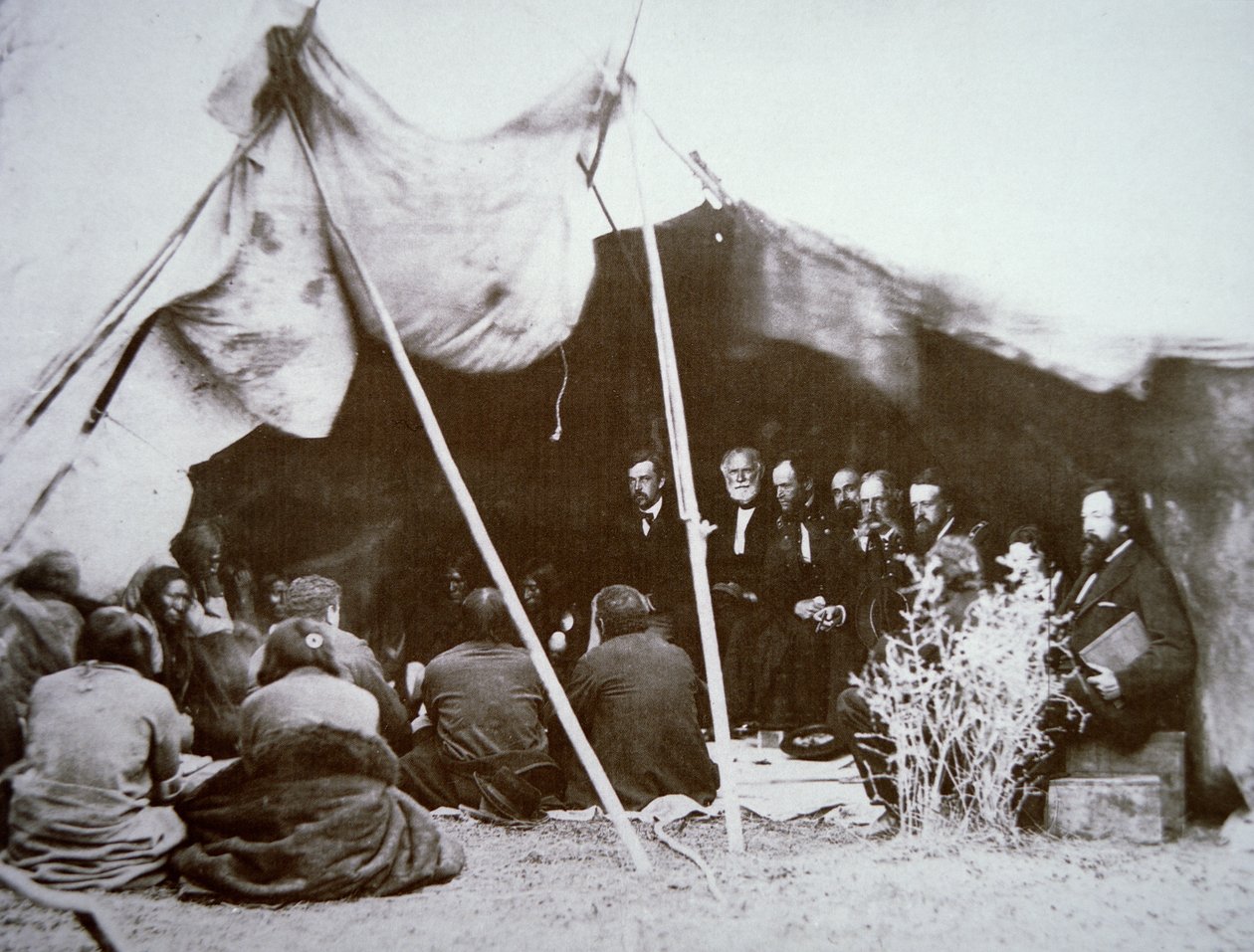General William T. Sherman (1820-91) presiderer ved Fort Laramie-traktaten med Chief Red Cloud, april 1868 (s/hvitt foto) av Alexander Gardner