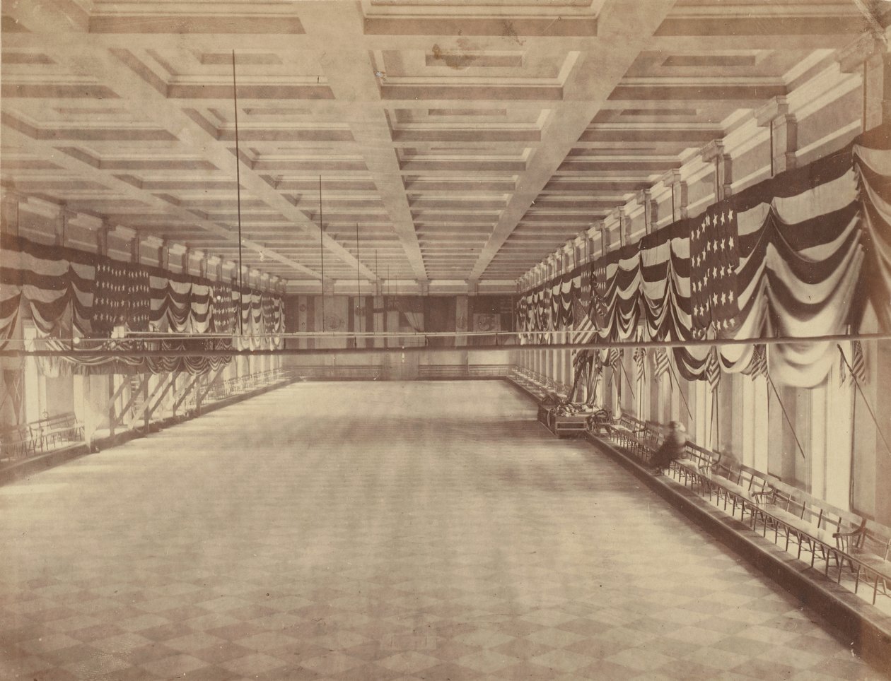 [Indre utsikt over ballsalen for Lincolns andre innvielsesball], mars 1865. av Alexander Gardner
