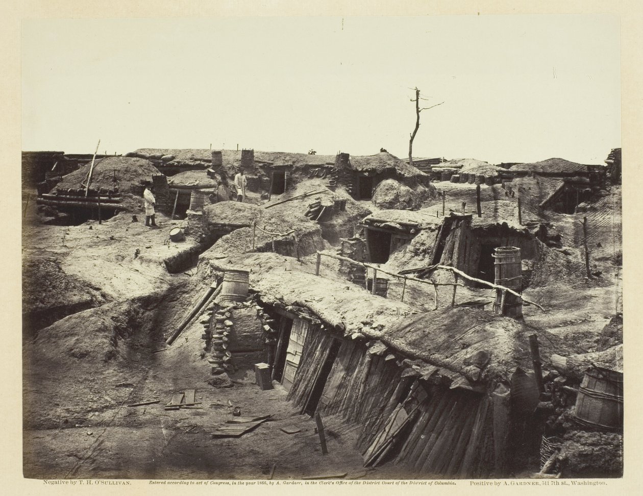 Quarters of Men i Fort Sedgwick, mai 1865. av Alexander Gardner