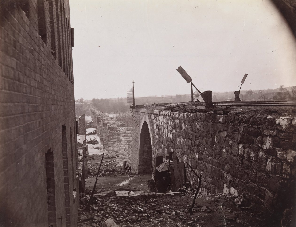 Ruinene av Richmond og Petersburg Railroad Bridge, Richmond, Virginia, ca. 1865. av Alexander Gardner