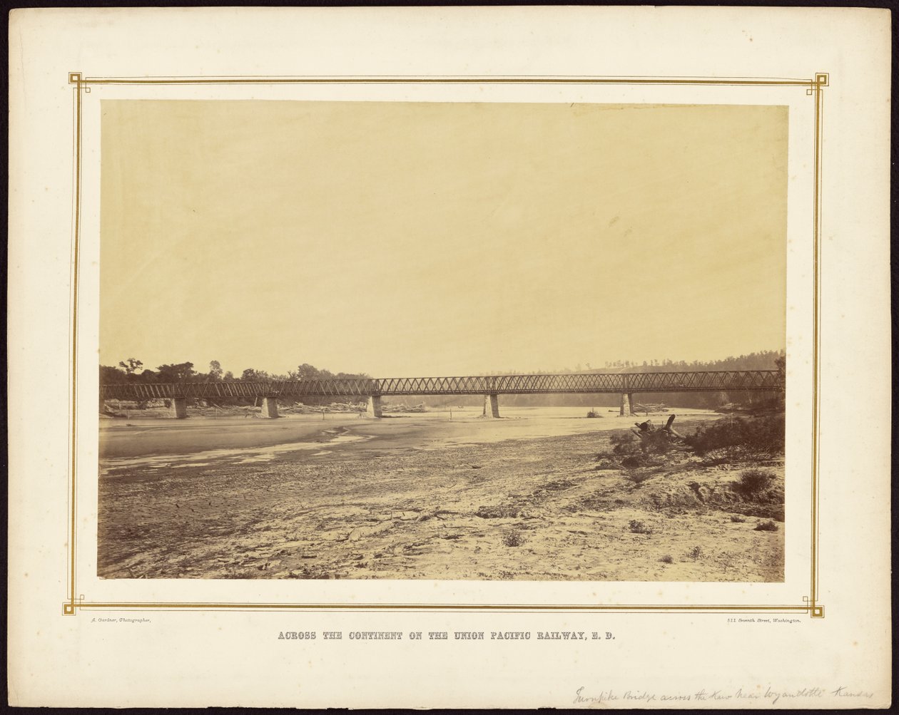 [Turnpike-broen over Kaw-elven nær Wyandotte, Kansas] av Alexander Gardner