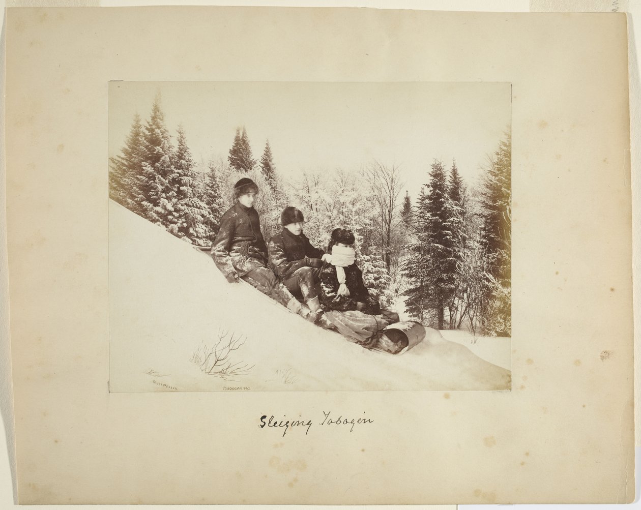 Kjelkekjøring, ca. 1873 (albumintrykk (kompositt)) av Alexander Henderson