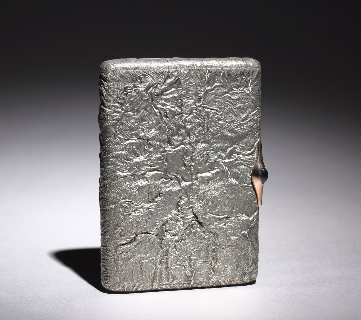 Sigarettboks, etter 1896 (sølv, cabochon safir montert i gull) av Alexander Karpov