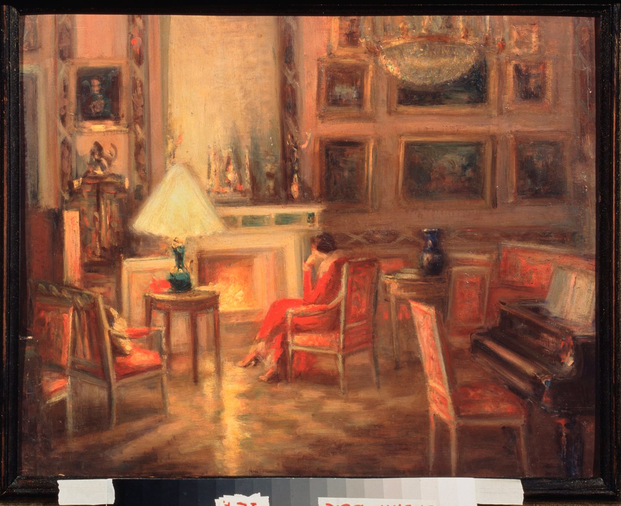 Interiør med en kvinne ved peisen - Verk av Alexander Sredin (Sredine) (1872-1934), olje på papp av Alexander Sredin