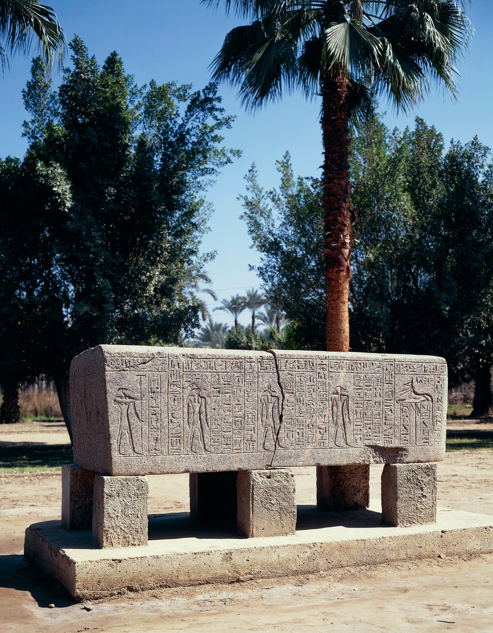 Egypt, Kairo, gamle Memphis, gravert sarkofag av Nicolas Toussaint Charlet