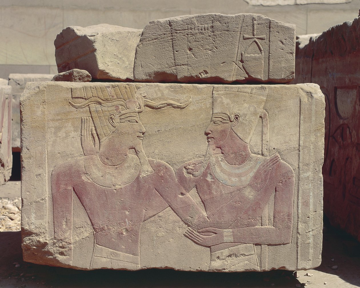 Egypt, Karnak, malte relieff av Hatshepsut som farao og gud Amon av Nicolas Toussaint Charlet