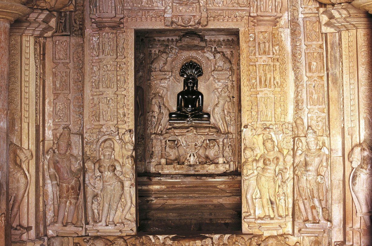 Inngang og alter, Parshvanatha-tempelet, Khajuraho-gruppen av monumenter (UNESCOs verdensarvliste av Nicolas Toussaint Charlet