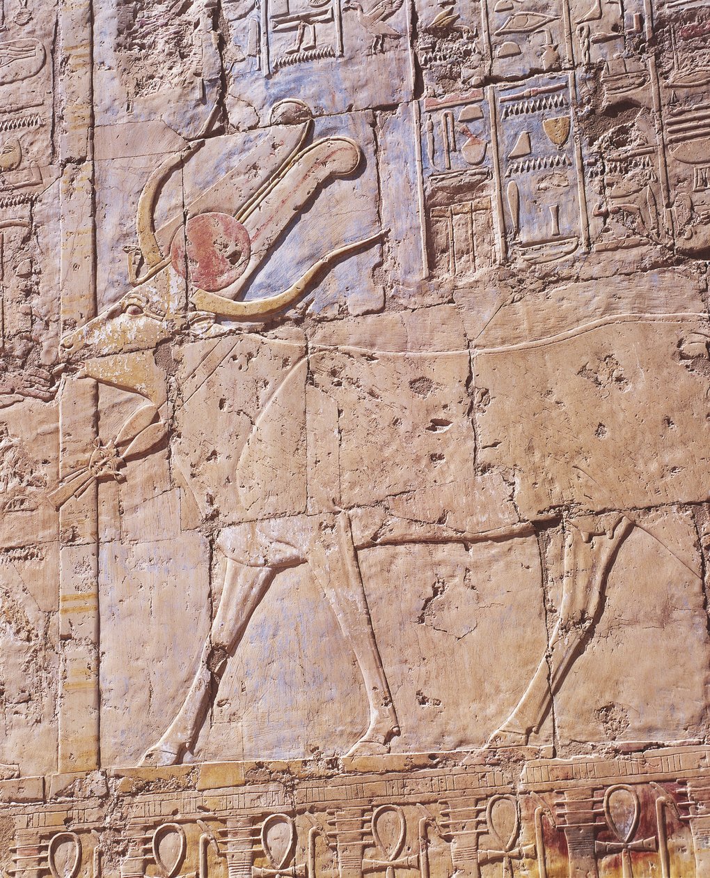 Malt relieff av gudinnen Hathor i form av ku av Nicolas Toussaint Charlet