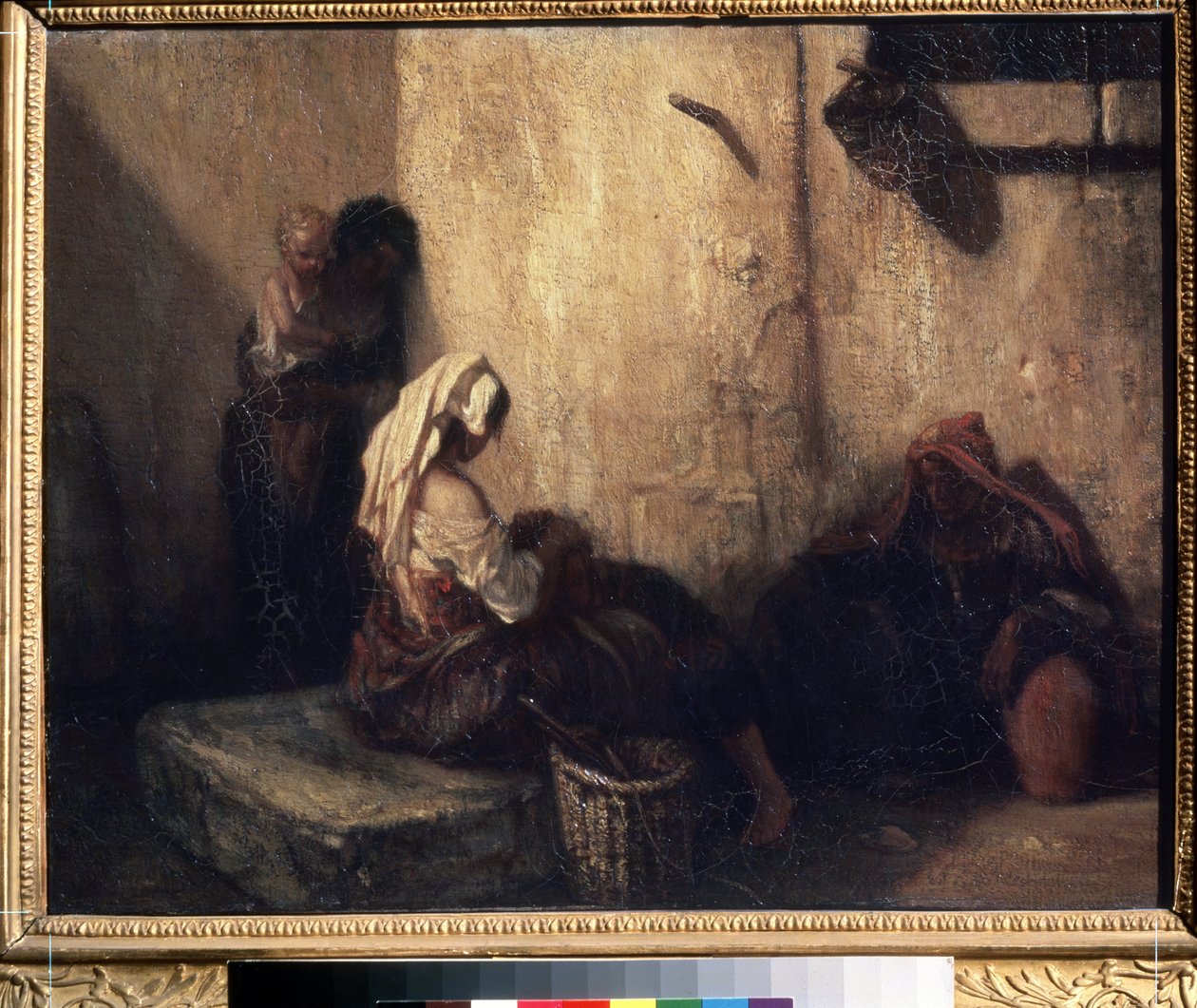 ""Gatescene i Italia"" (italiensk gatescene) Skygger av tre kvinner, noen mødre og sannsynligvis markedsleverandører, i en mørk bakgate. I sentrum, en kvinne som sannsynligvis avluser et barn (avluser). Maleri av Alexandre Gabriel Decamp av Alexandre Gabriel Decamps