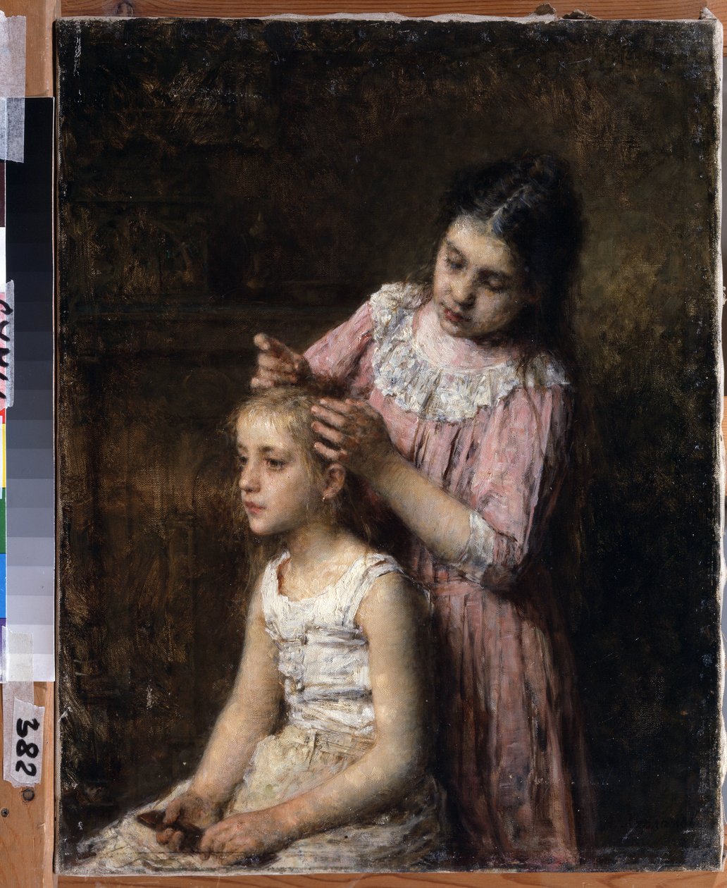 To søstre (To søstre). Den eldste prøver å gjøre håret til den yngste. Maleri av Alexei Alexeyevich Kharlamov (1840-1922), olje på lerret av Alexei Alexeyevich Kharlamov