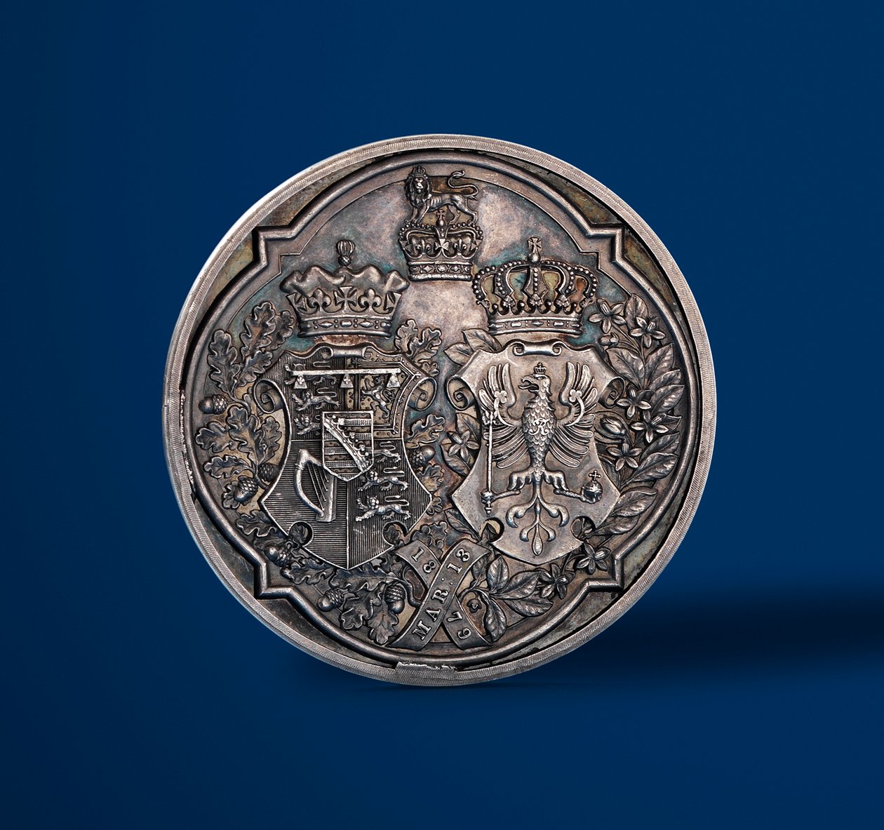 Medalje til minne om ekteskapet til hertugen av Connaught og prinsesse Louise av Preussen, 1879 (revers av 419672) av Alfred and Wyon, Joseph Shephard Wyon