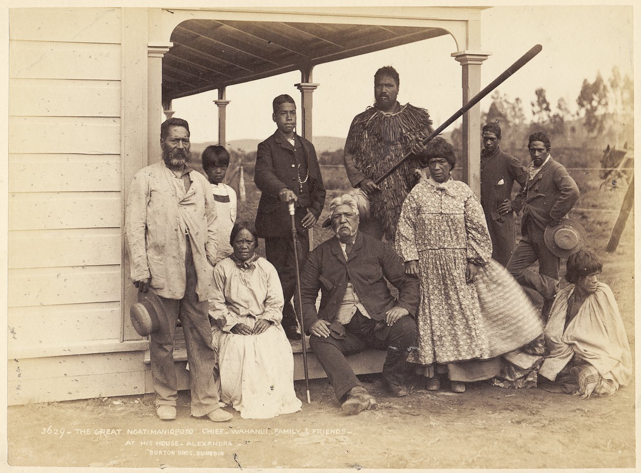 Den store Ngatimaniopoto-sjefen Wahanaui med familie og venner i huset hans i Alexandra, 7. juni 1885 (albumtrykk) av Alfred Burton